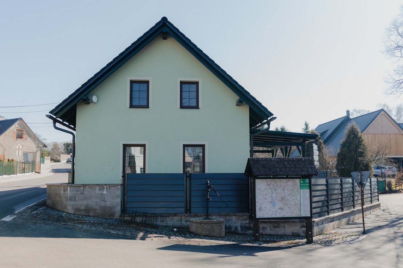 Pohled na dům z ulice v obci Jizbice
