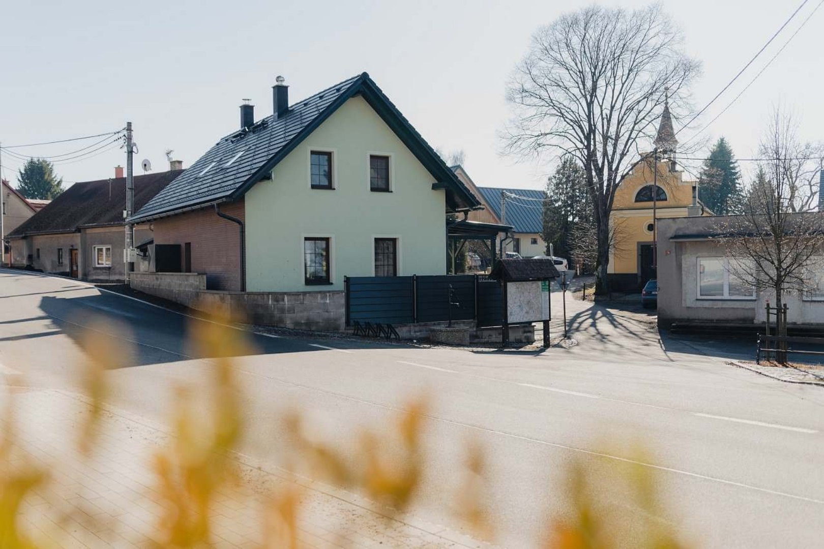 Villa Jizbička s kostelem v pozadí